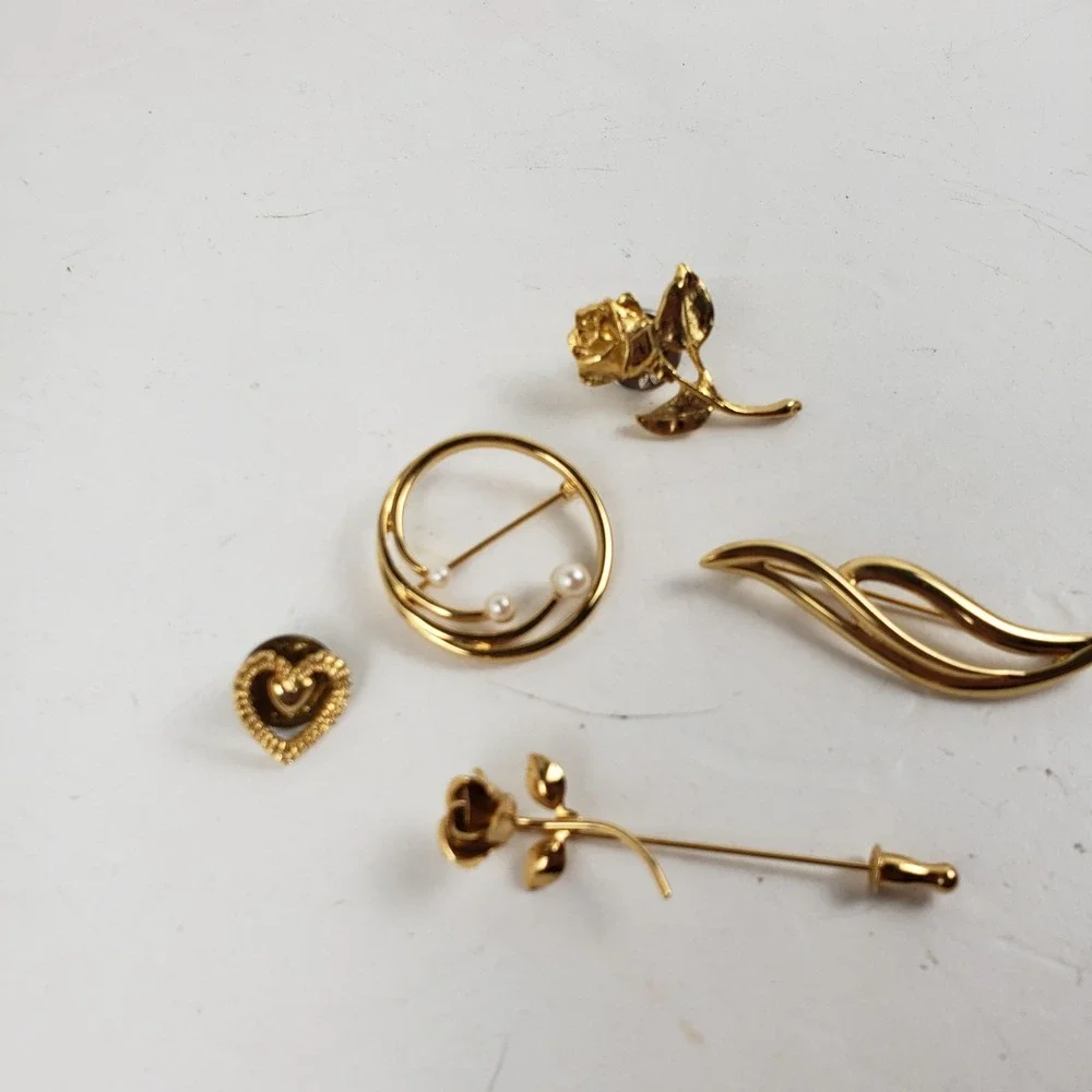 Vintage Gold Tone Brooch Pin Lot 5pc (2 Monet) Pearl Rose Heart Stick Pin Set